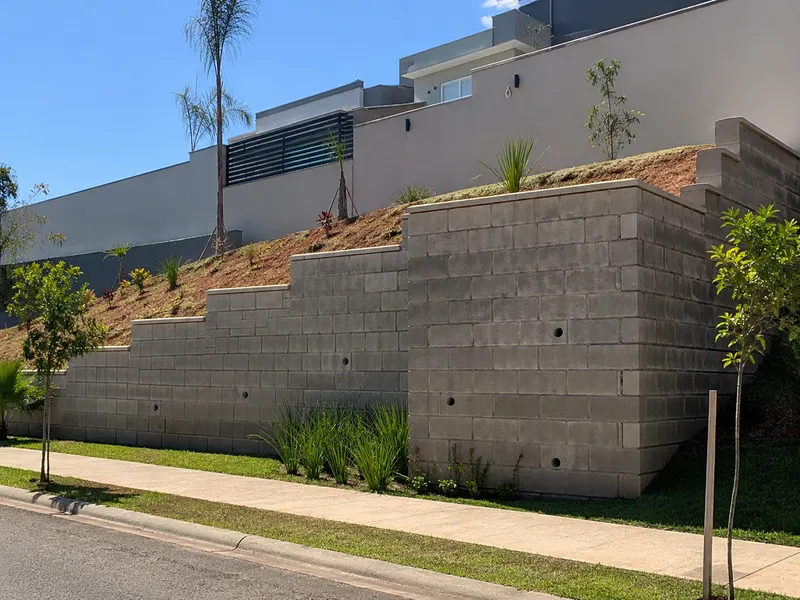 Muro de arrimo em construção